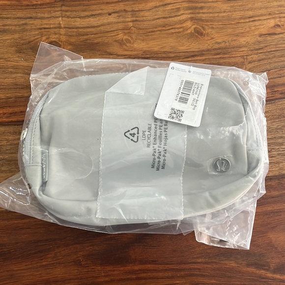 🍋NWT Lululemon Everywhere Belt Bag Silver Drop/White Wordmark - Picture 10 of 11